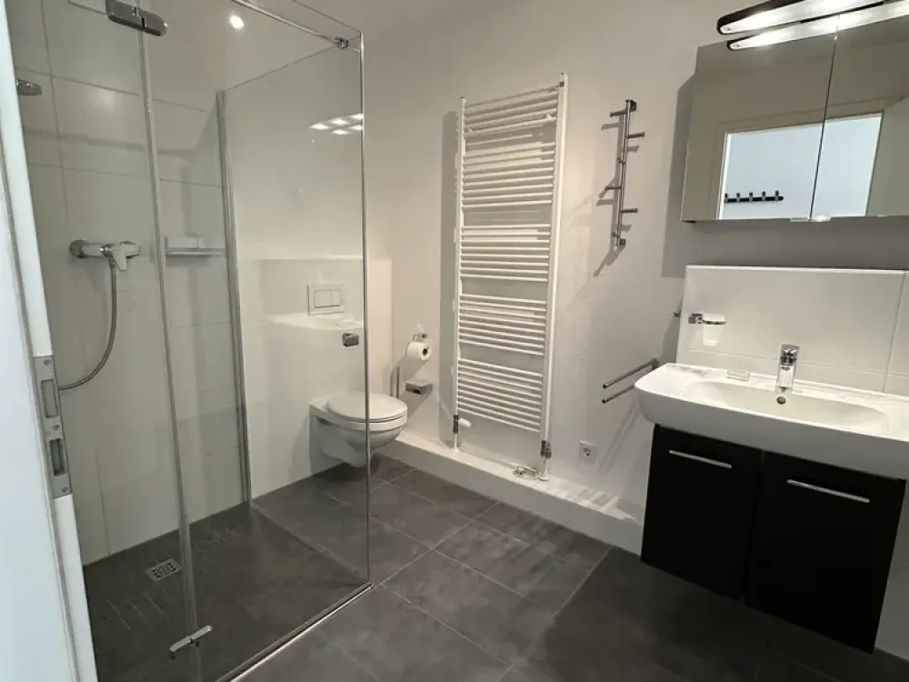 Hochwertige 2-Zimmer-Wohnung mit Terrasse, Einbauküche & Tiefgarage in ruhiger Lage
