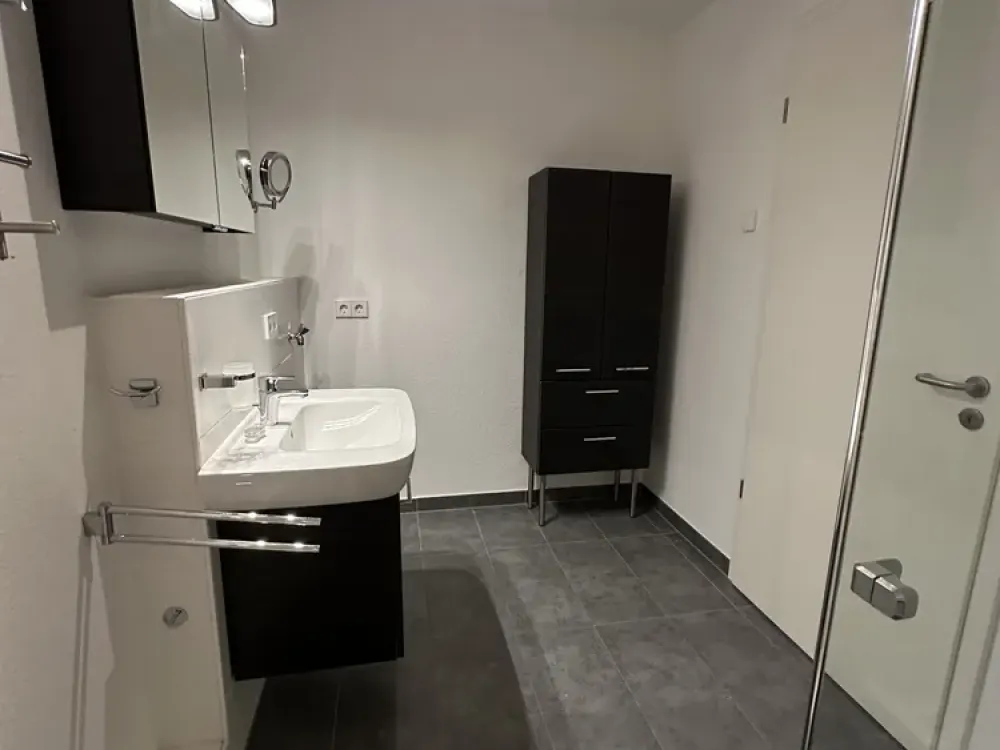 Hochwertige 2-Zimmer-Wohnung mit Terrasse, Einbauküche & Tiefgarage in ruhiger Lage