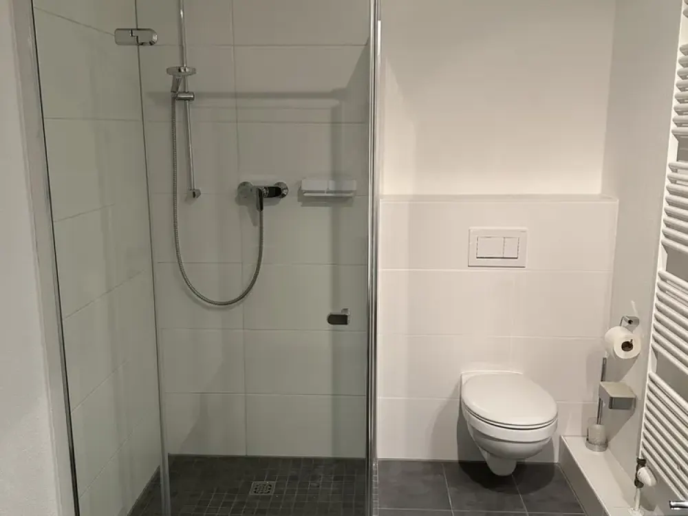 Hochwertige 2-Zimmer-Wohnung mit Terrasse, Einbauküche & Tiefgarage in ruhiger Lage