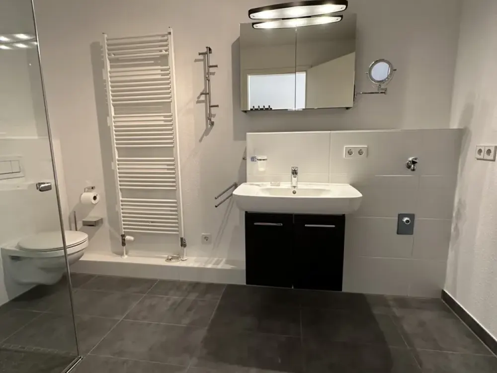 Hochwertige 2-Zimmer-Wohnung mit Terrasse, Einbauküche & Tiefgarage in ruhiger Lage