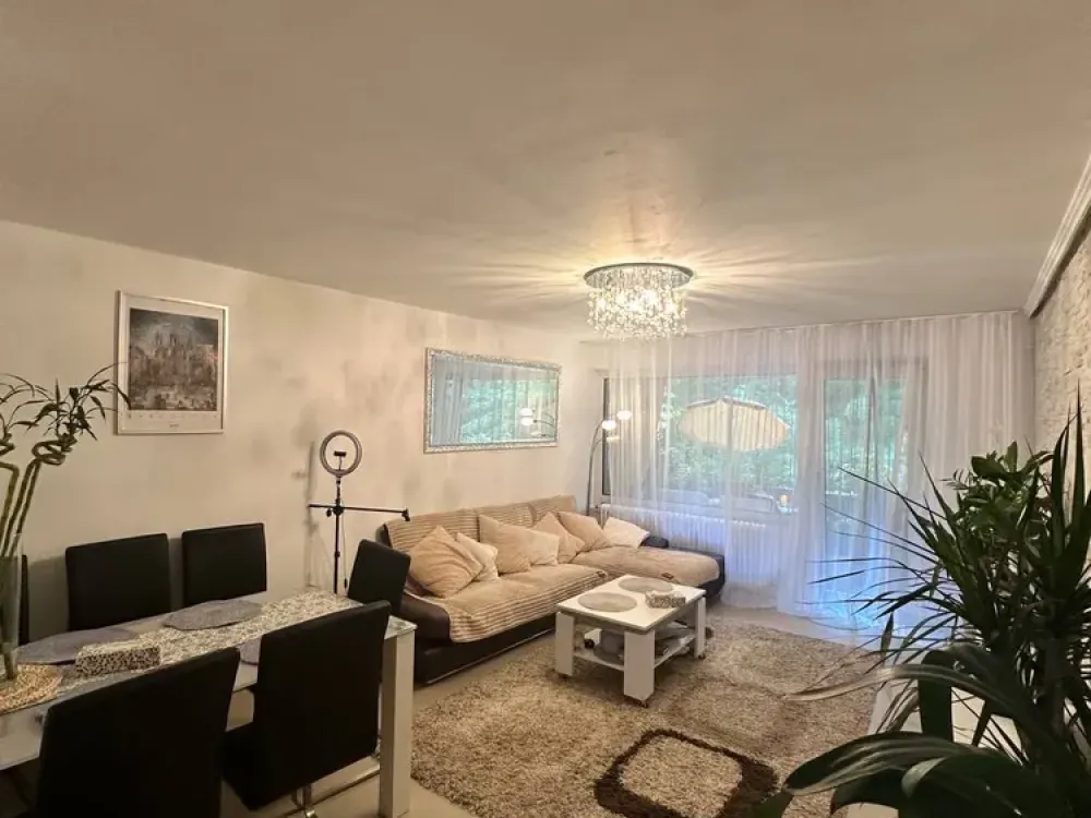 Attraktive möblierte 3-Zimmer-Wohnung mit Einbauküche, Balkon im Grünen & Tiefgarage