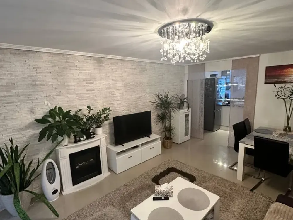 Attraktive möblierte 3-Zimmer-Wohnung mit Einbauküche, Balkon im Grünen & Tiefgarage