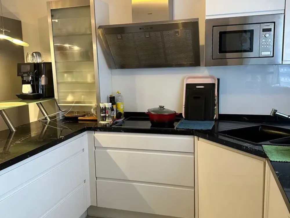Attraktive möblierte 3-Zimmer-Wohnung mit Einbauküche, Balkon im Grünen & Tiefgarage
