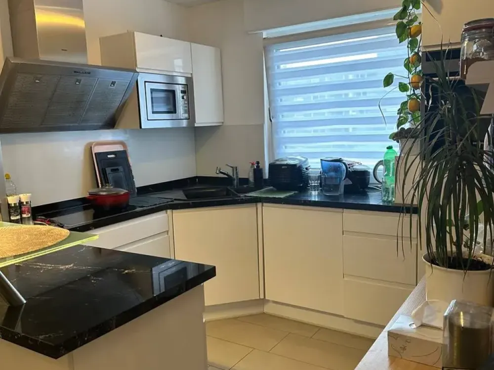 Attraktive möblierte 3-Zimmer-Wohnung mit Einbauküche, Balkon im Grünen & Tiefgarage