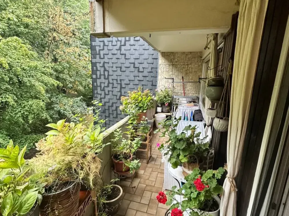 Attraktive möblierte 3-Zimmer-Wohnung mit Einbauküche, Balkon im Grünen & Tiefgarage