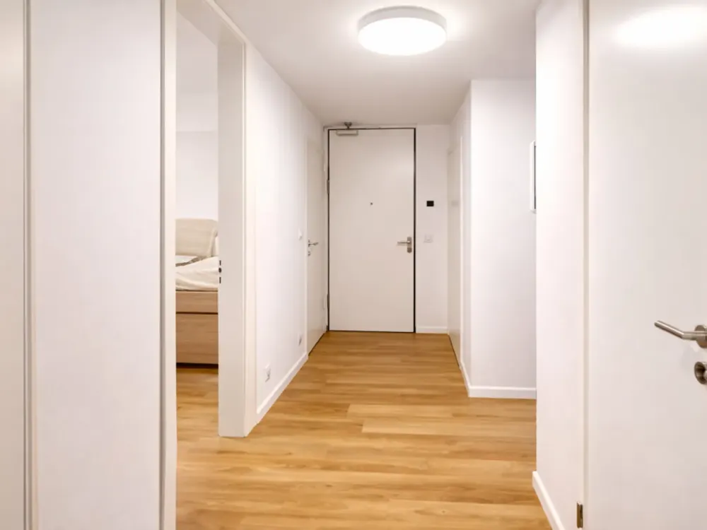 Vier Zimmer in Riedberg: Moderne Wohnung mit Balkon und weitem Blick ins Grüne