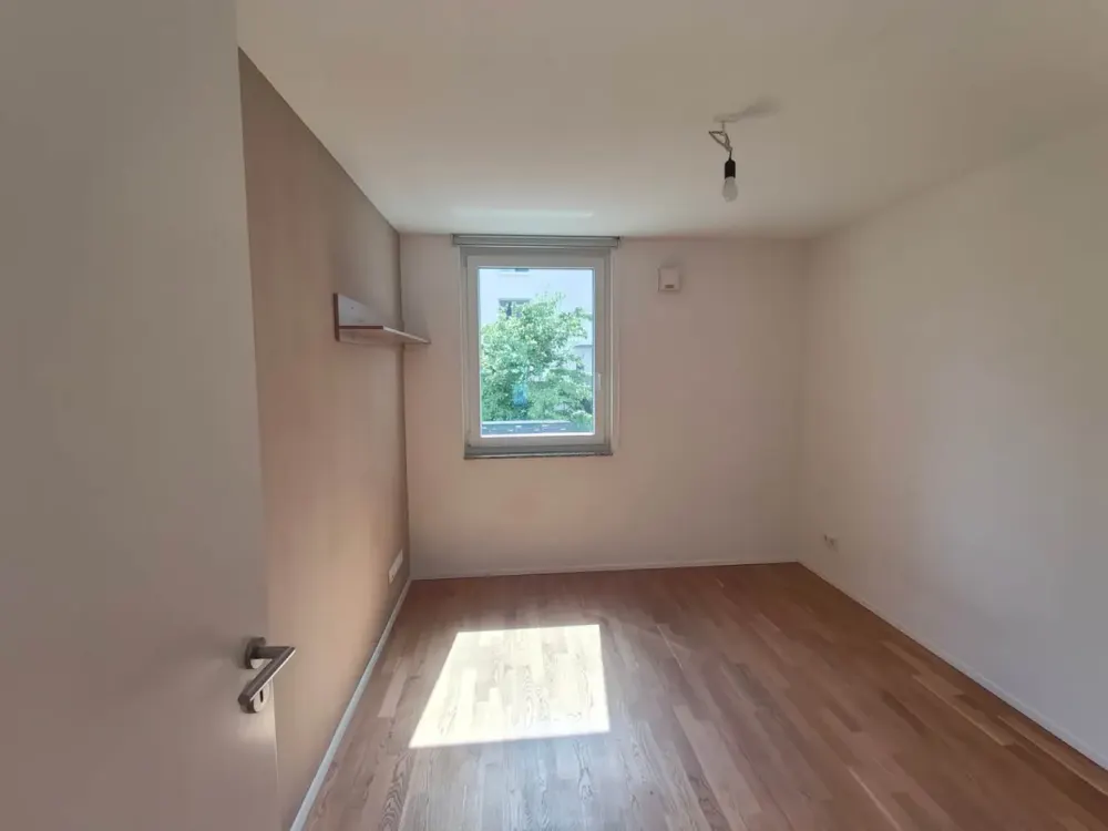 Vier Zimmer in Riedberg: Moderne Wohnung mit Balkon und weitem Blick ins Grüne