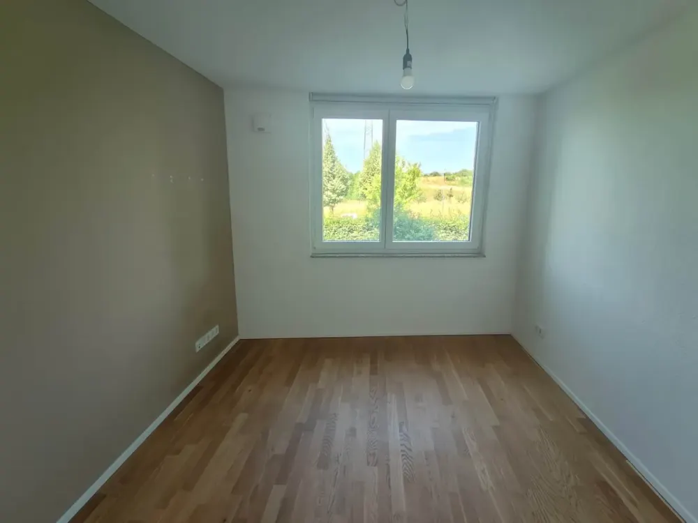 Vier Zimmer in Riedberg: Moderne Wohnung mit Balkon und weitem Blick ins Grüne