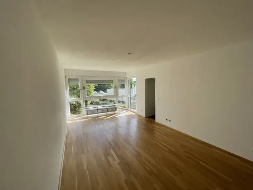 Helle 2-Zimmer Wohnung mit Loggia, Einbauküche und Tiefgaragenstellplatz in ruhiger Wohnlage