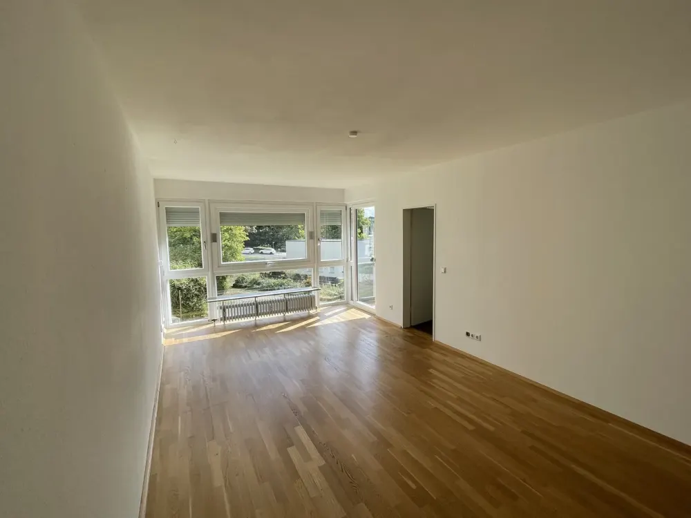 Helle 2-Zimmer Wohnung mit Loggia, Einbauküche und Tiefgaragenstellplatz in ruhiger Wohnlage
