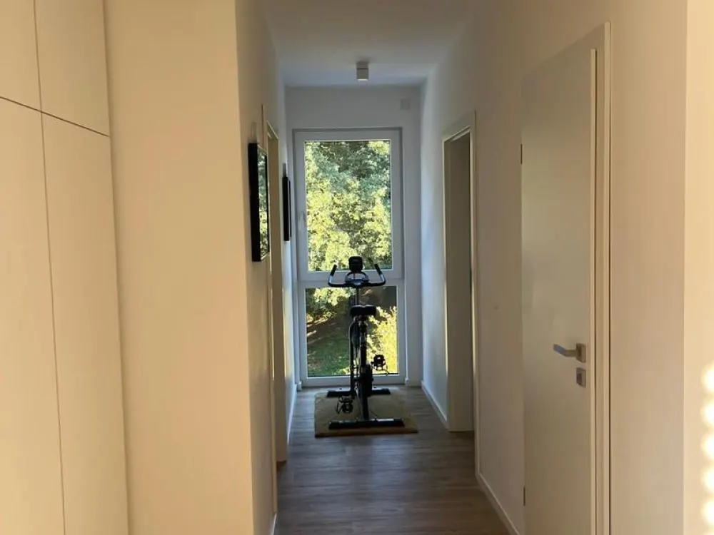 Exklusive 2,5 Zimmer Wohnung mit Aufzug, Niedrigenergiehaus mit PV Mieterstrom