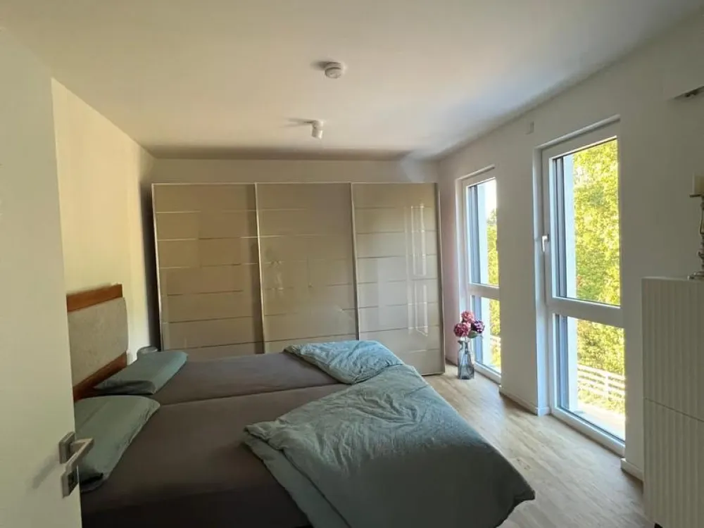 Exklusive 2,5 Zimmer Wohnung mit Aufzug, Niedrigenergiehaus mit PV Mieterstrom