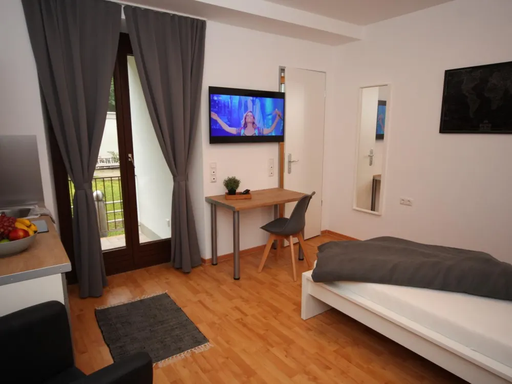 Ein gemütliches Einzimmerappartement mit Balkon