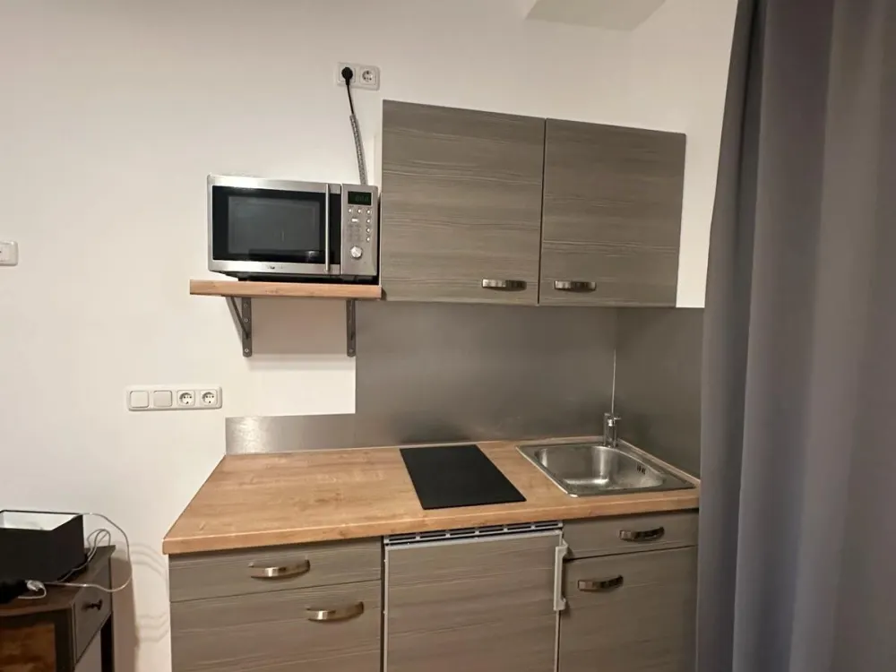 Ein gemütliches Einzimmerappartement mit Balkon