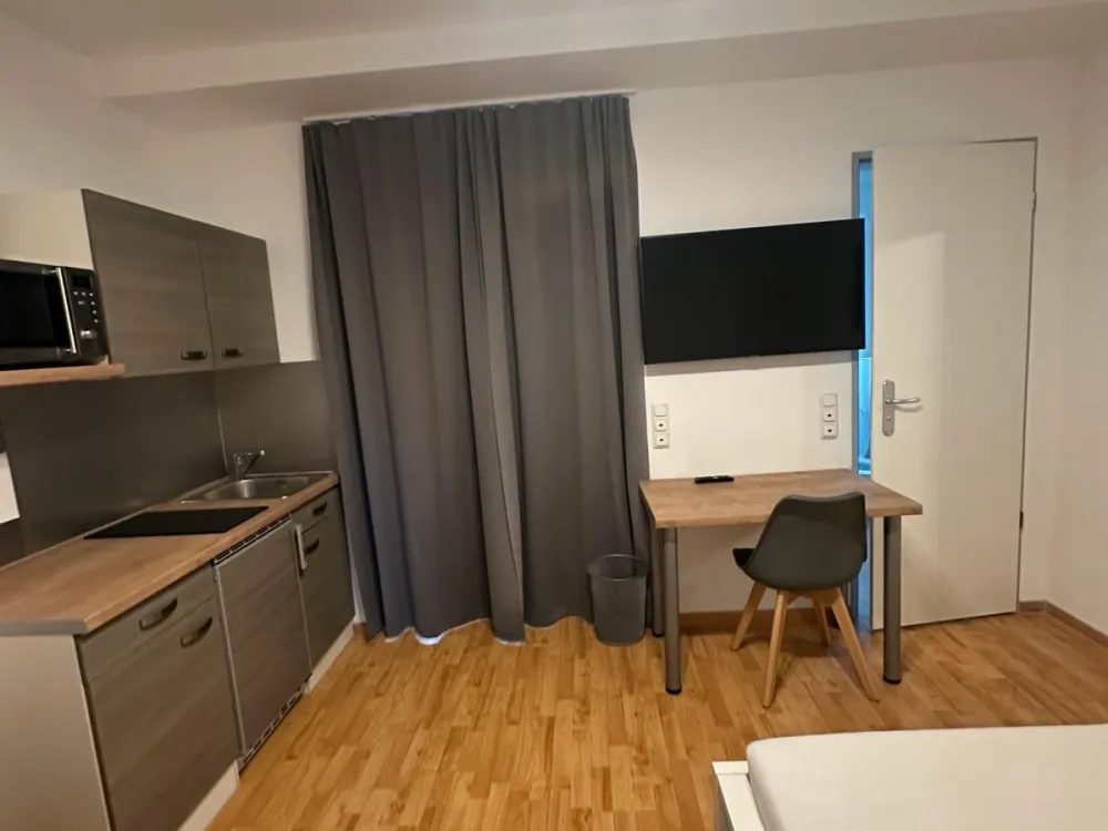 Ein gemütliches Einzimmerappartement mit Balkon