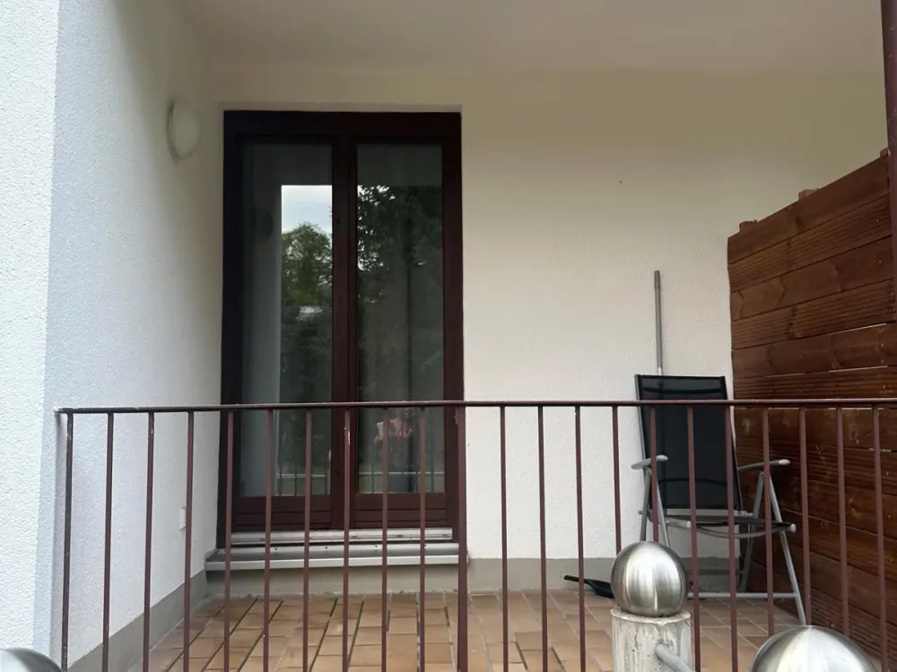 Ein gemütliches Einzimmerappartement mit Balkon