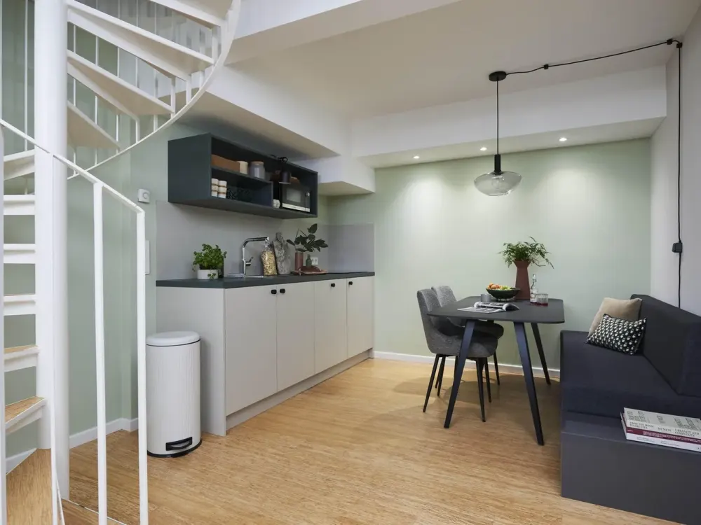 2-Zimmer Maisonette Apartment für 1250€ Warm - vollmöbliert mit Gym & Workspace