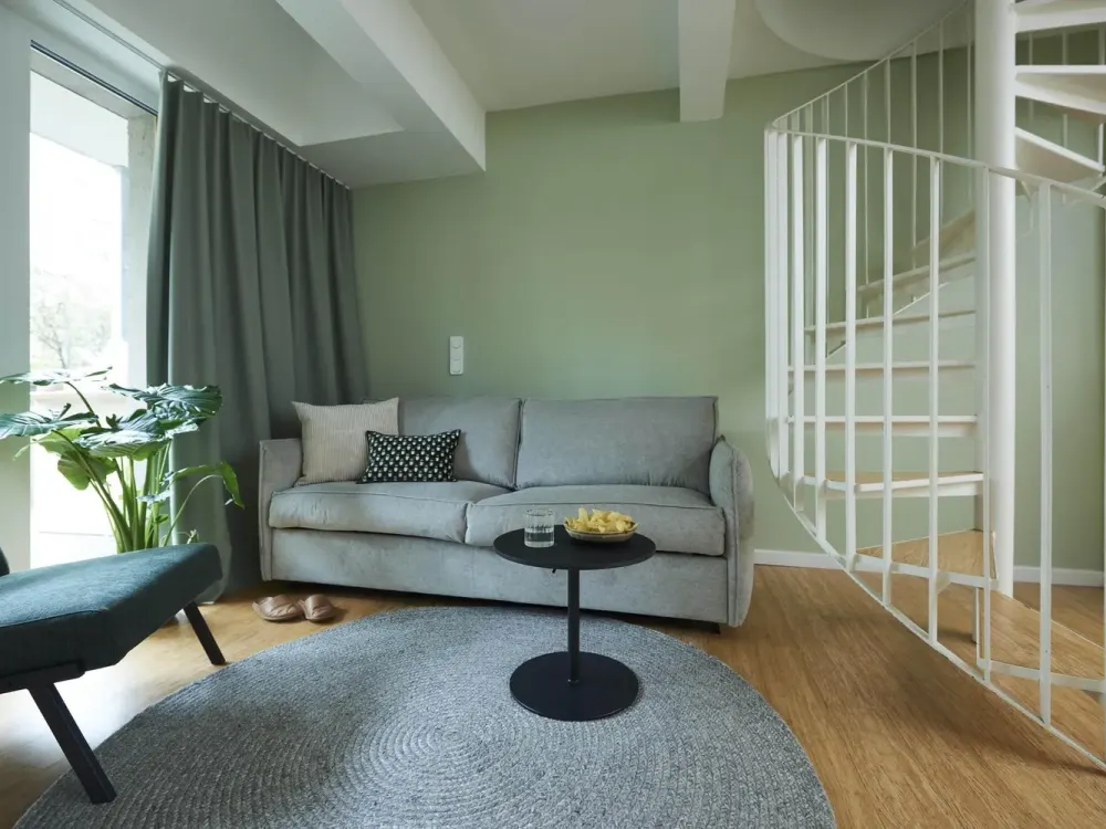 2-Zimmer Maisonette Apartment für 1250€ Warm - vollmöbliert mit Gym & Workspace