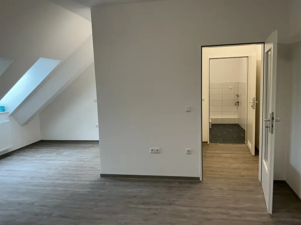 Charmante 2-Zimmer-Dachgeschosswohnung- frisch renoviert