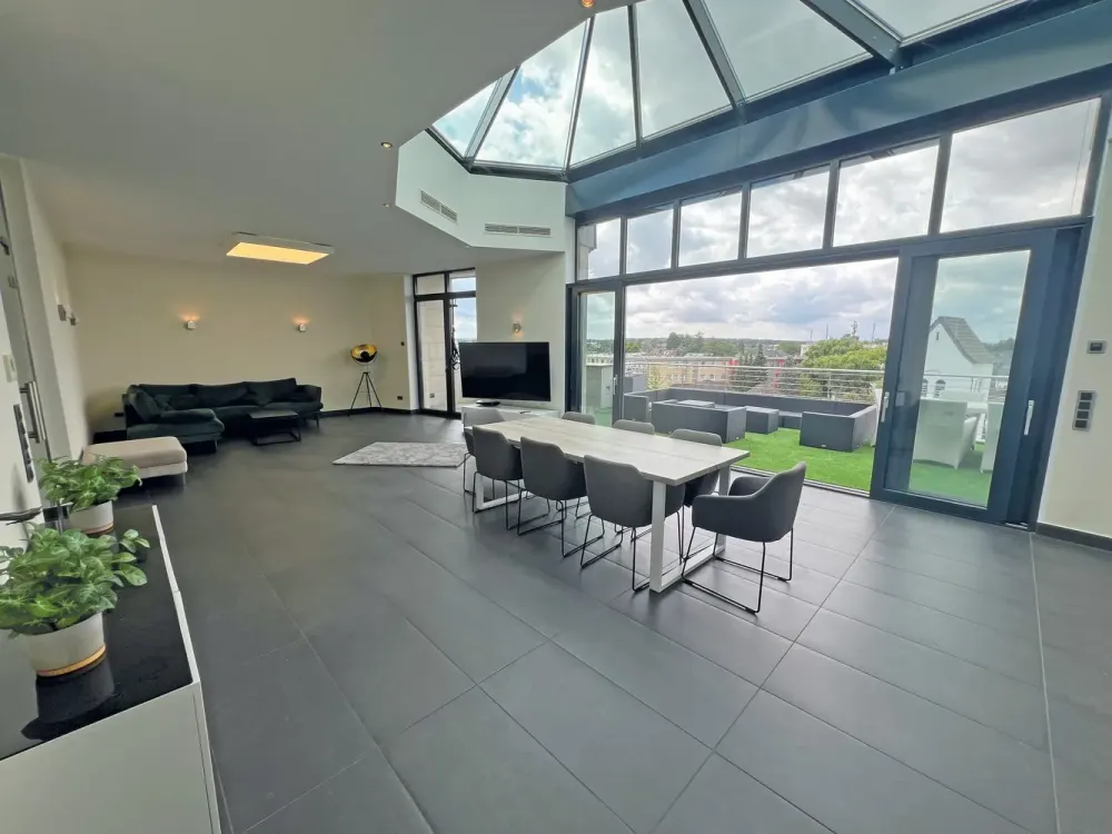 Penthouse mit großer Dachterrasse und luxuriösem Interieur. 2 Garagen + Aufzug in die Wohnung