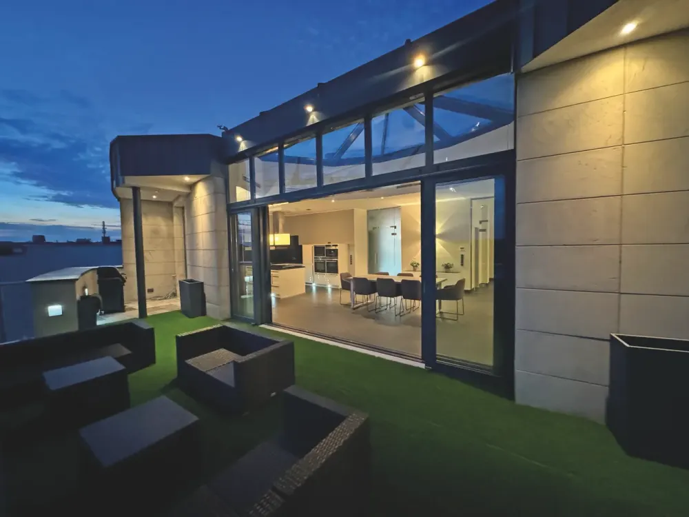 Penthouse mit großer Dachterrasse und luxuriösem Interieur. 2 Garagen + Aufzug in die Wohnung