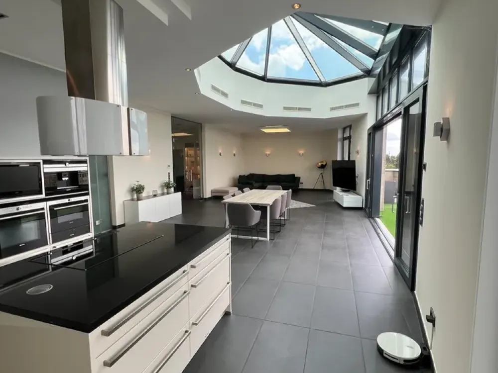 Penthouse mit großer Dachterrasse und luxuriösem Interieur. 2 Garagen + Aufzug in die Wohnung