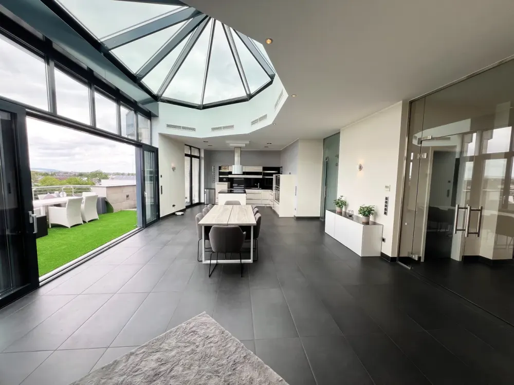 Penthouse mit großer Dachterrasse und luxuriösem Interieur. 2 Garagen + Aufzug in die Wohnung