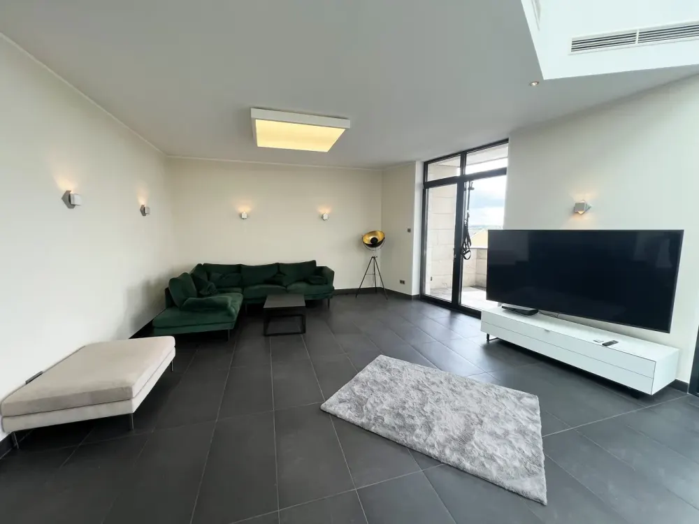 Penthouse mit großer Dachterrasse und luxuriösem Interieur. 2 Garagen + Aufzug in die Wohnung