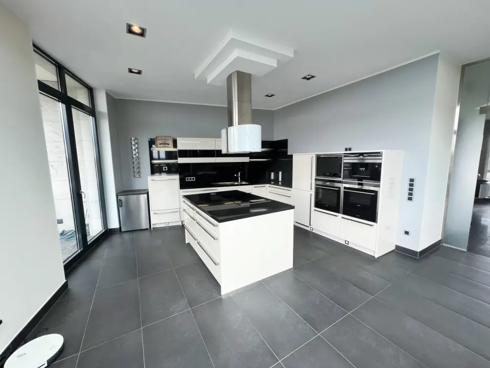 Penthouse mit großer Dachterrasse und luxuriösem Interieur. 2 Garagen + Aufzug in die Wohnung