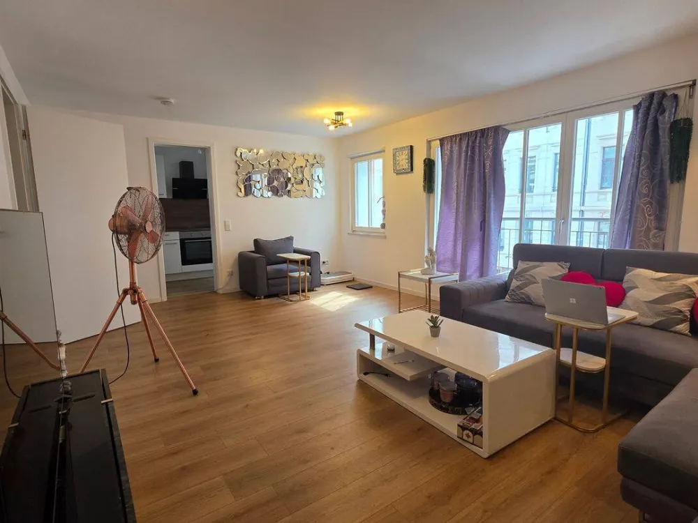 Wunderschöne Wohnung, Einbauküche, Balkon mit Blick auf den Garten, Tiefgaragenstellplatz