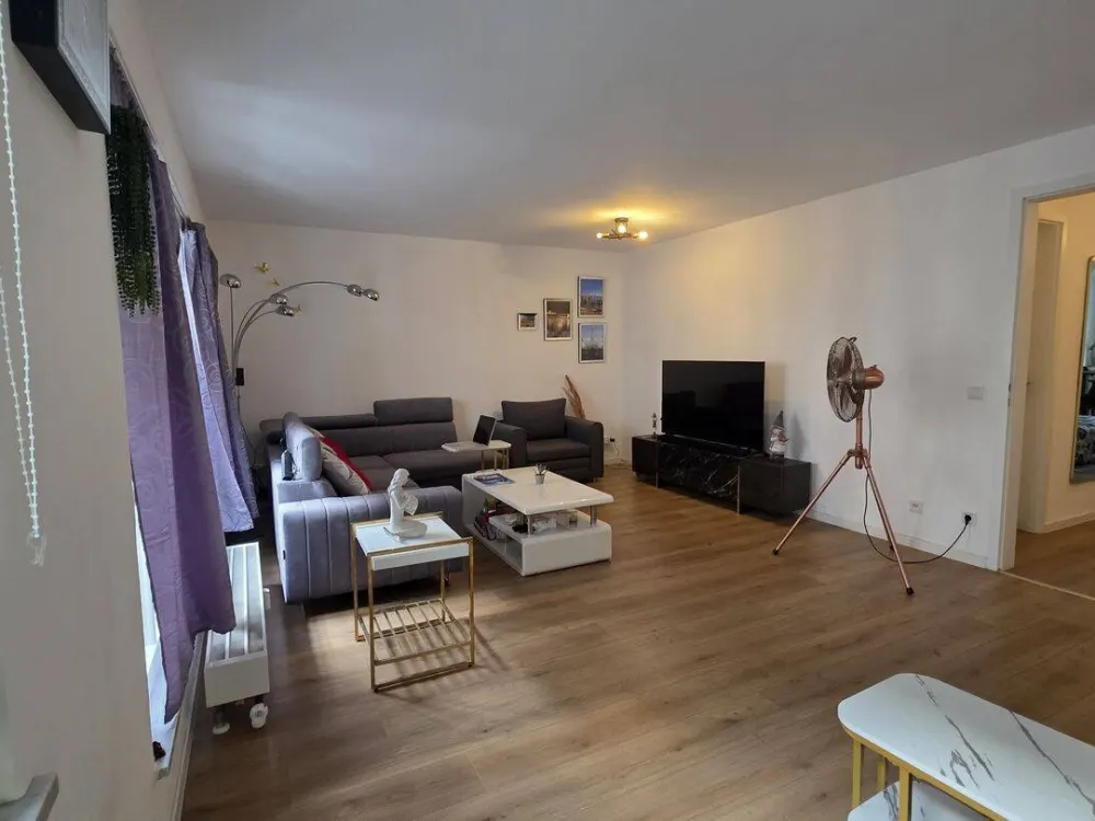 Wunderschöne Wohnung, Einbauküche, Balkon mit Blick auf den Garten, Tiefgaragenstellplatz