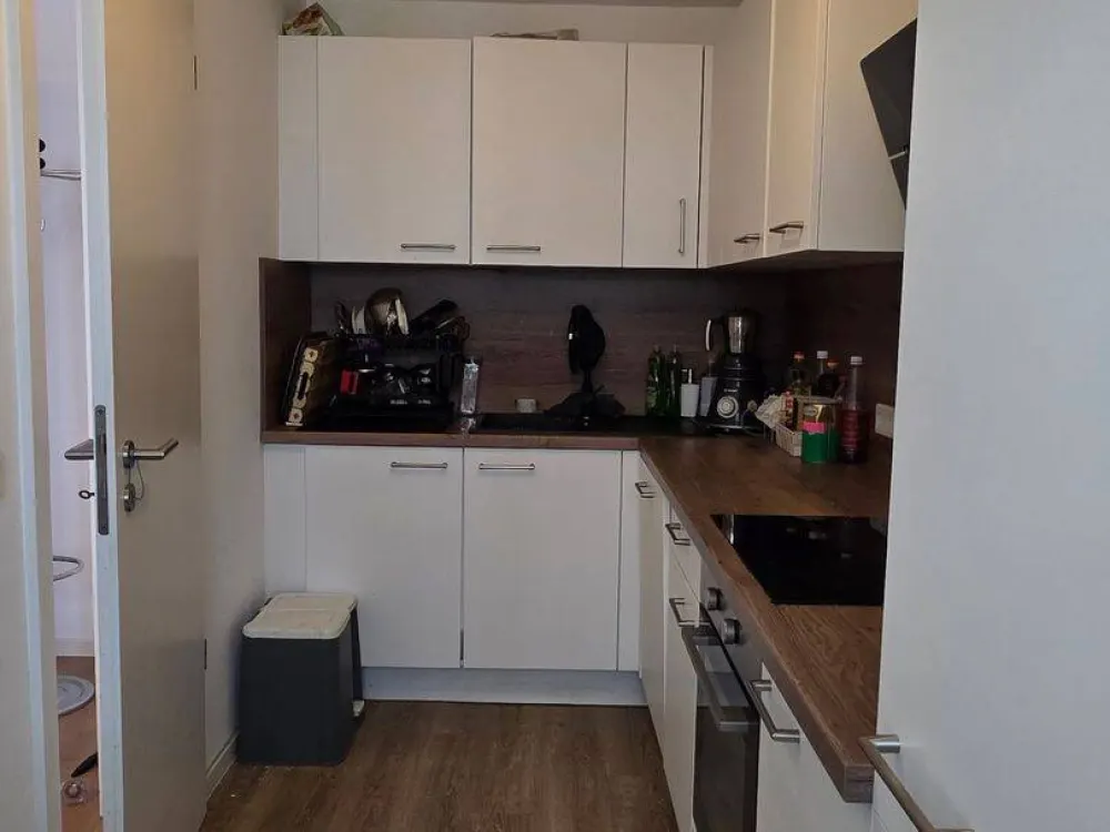 Wunderschöne Wohnung, Einbauküche, Balkon mit Blick auf den Garten, Tiefgaragenstellplatz
