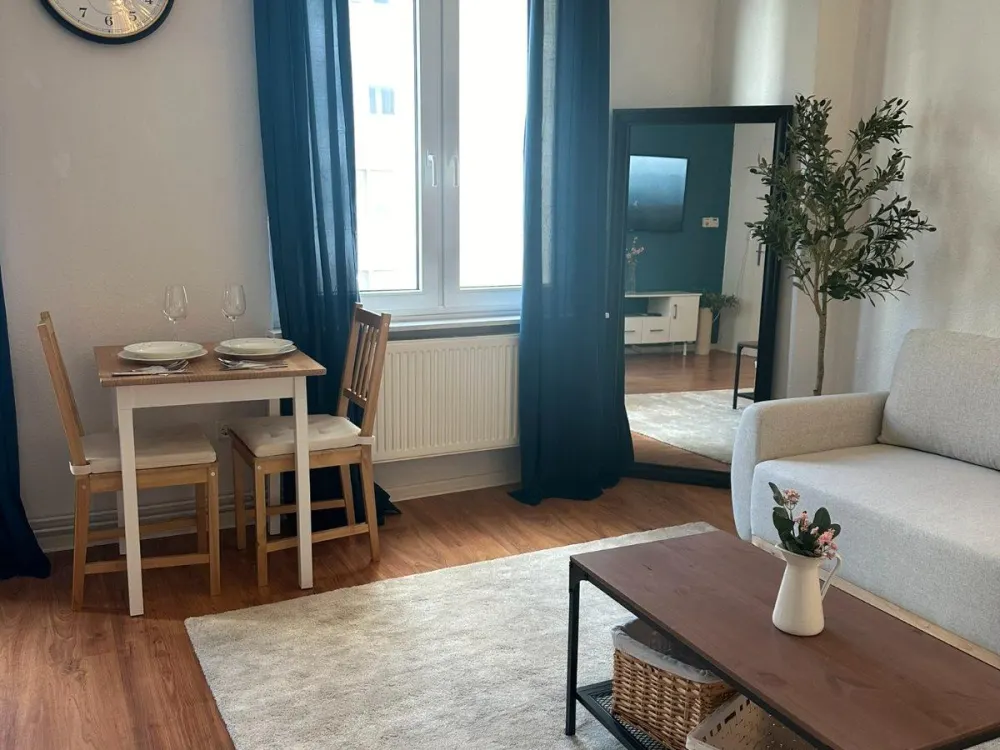 Modern möblierte 2-Zimmer-Wohnung im 1. OG, Oststadt, EBK