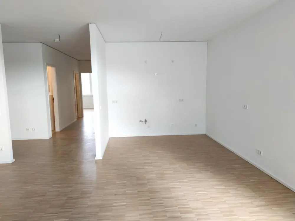 3 Room Apartment with Loggia in Südstadt