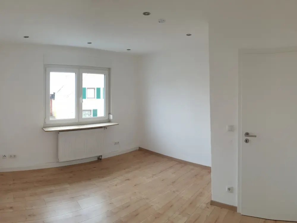 Sehr geräumige 3 Zimmer-Wohnung * EBK + Balkon * Büchelberg