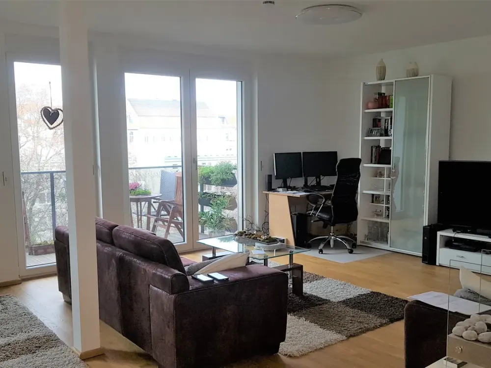 schöne 2 Zimmer Wohnung Dachgeschoß, Balkon, ruhige Lage nahe der Spree