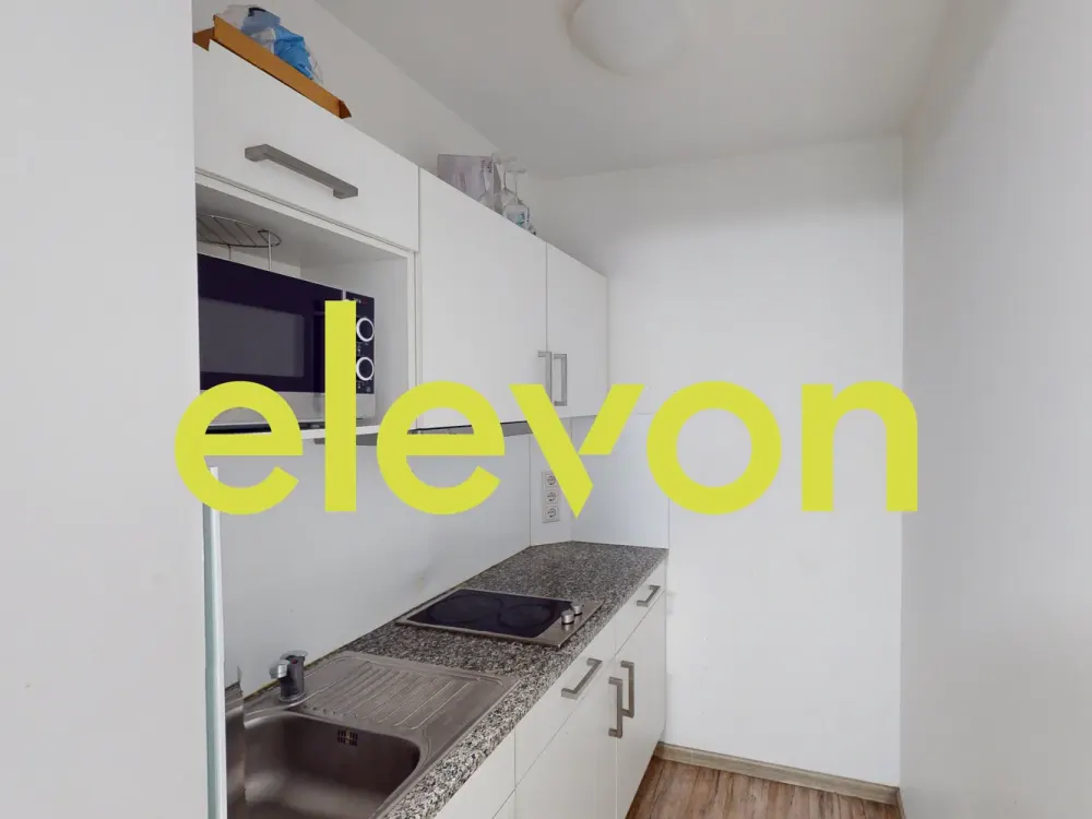 Furnished Shared Room in Women's Shared Flat in Central Location for Students and Trainees