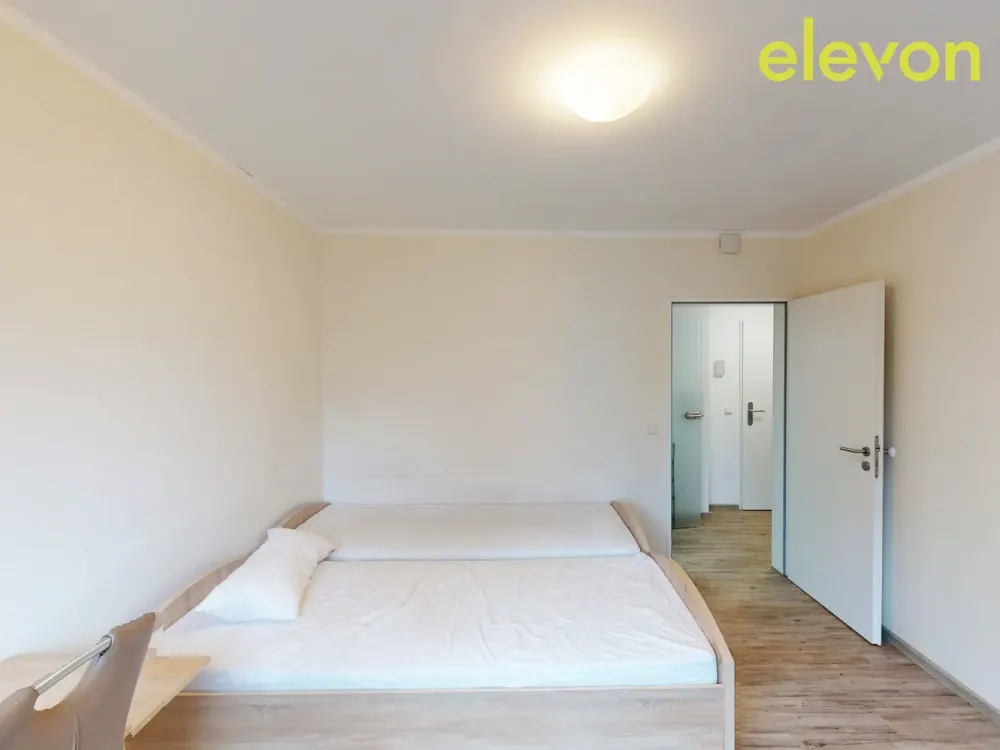 Furnished Shared Room in Women's Shared Flat in Central Location for Students and Trainees