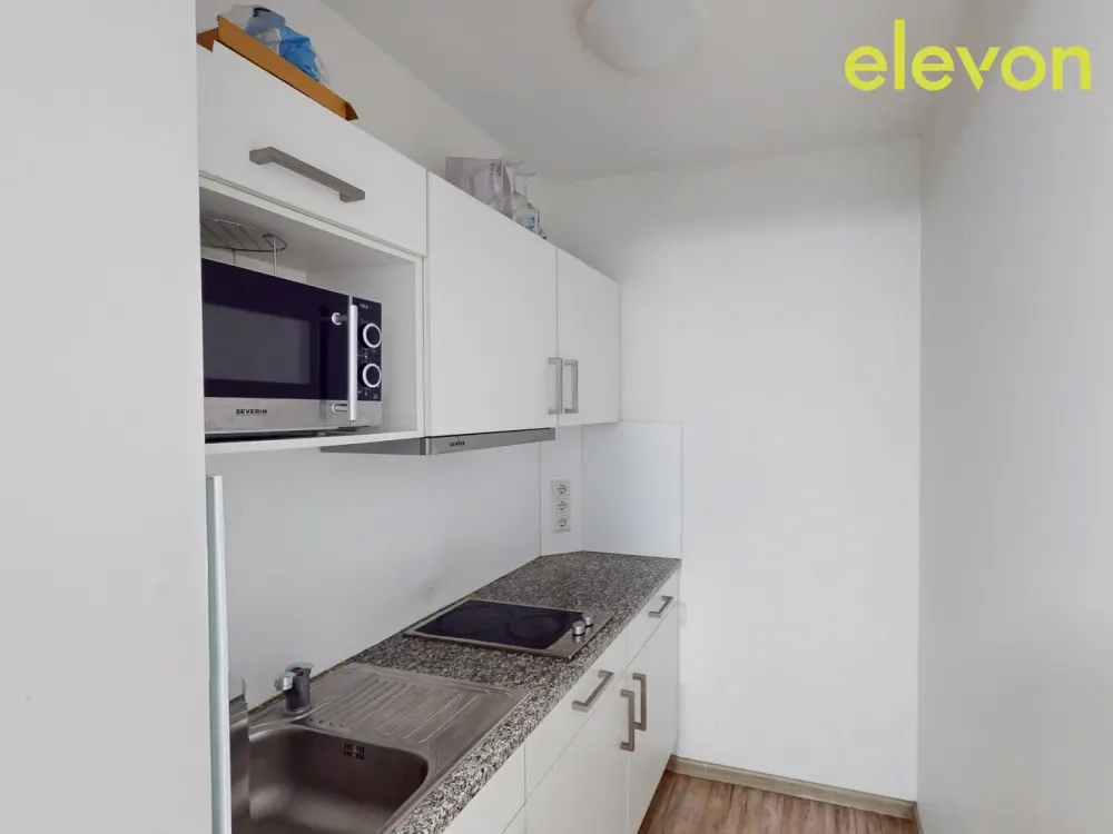 Furnished Shared Room in Women's Shared Flat in Central Location for Students and Trainees