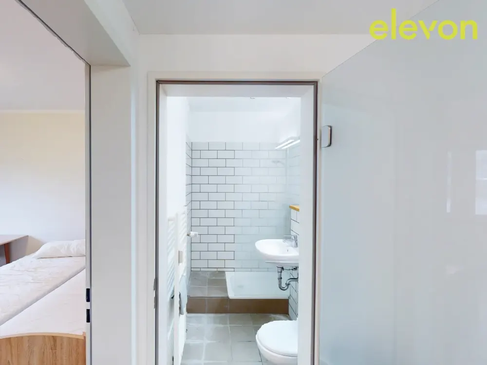 Furnished Shared Room in Women's Shared Flat in Central Location for Students and Trainees
