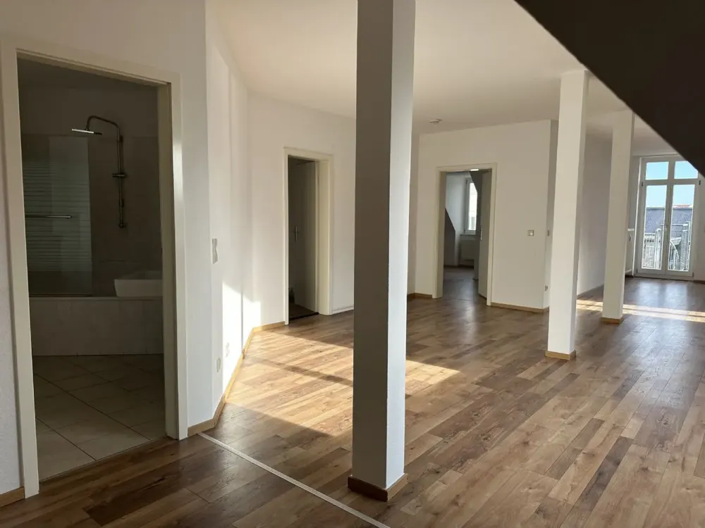 Helle Dachgeschosswohnung mit Balkon im Leipziger Zentrum