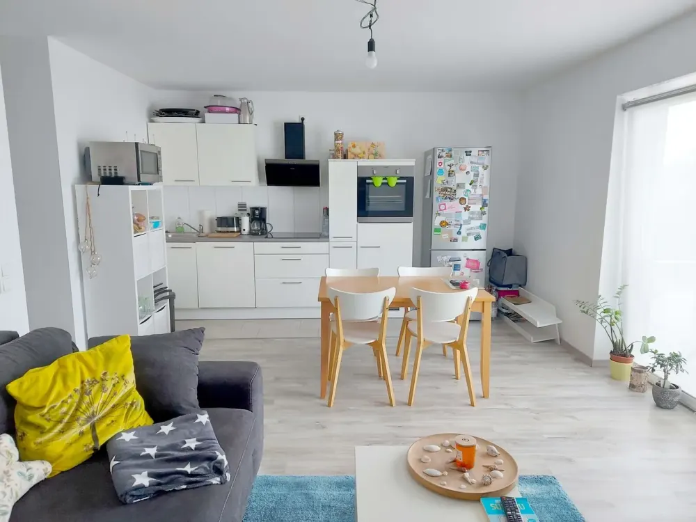 Like-new 3-room apartment, underfloor heating, fitted kitchen, balcony, video intercom, no commission