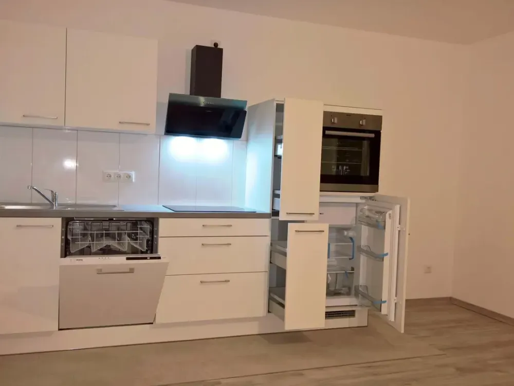 Like-new 3-room apartment, underfloor heating, fitted kitchen, balcony, video intercom, no commission