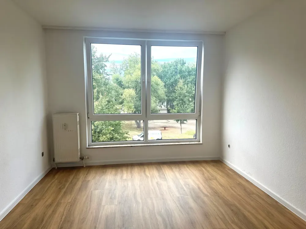 Nicely Laid Out 3-Room Apartment with Balcony!