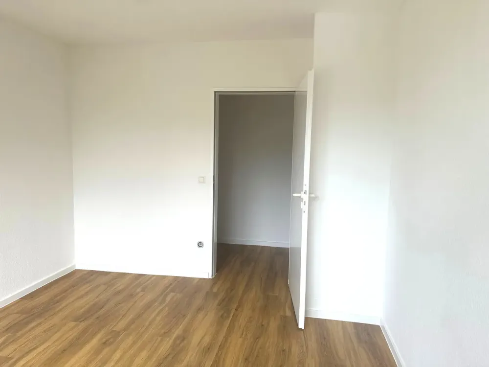 Nicely Laid Out 3-Room Apartment with Balcony!