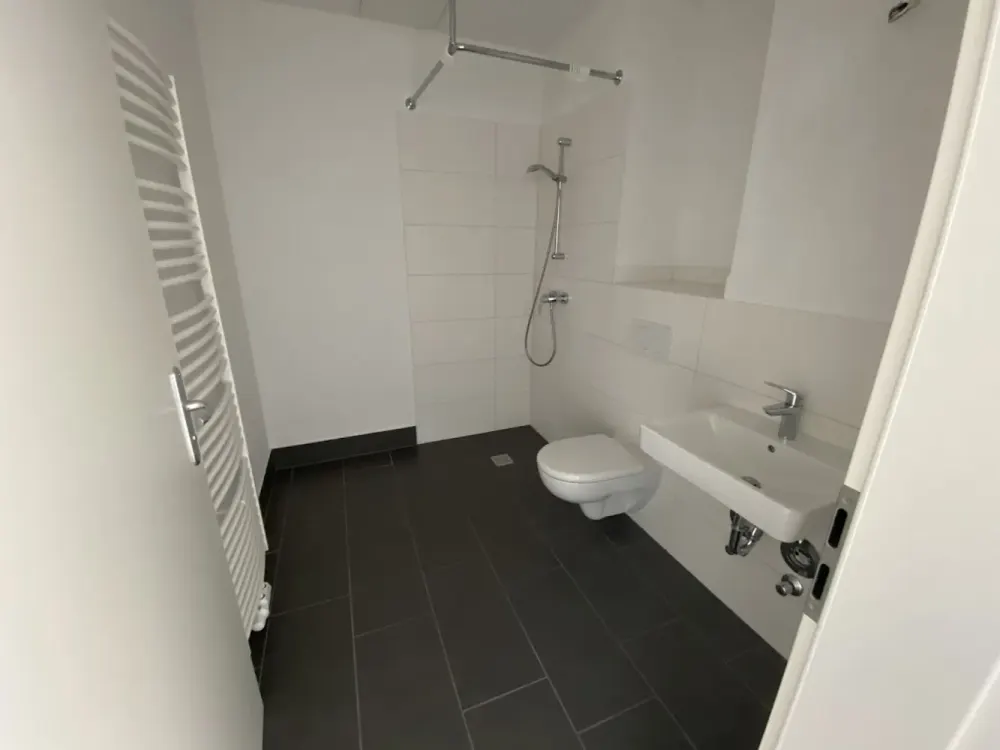 Moderne Wohnung mit Dusche im Grünen