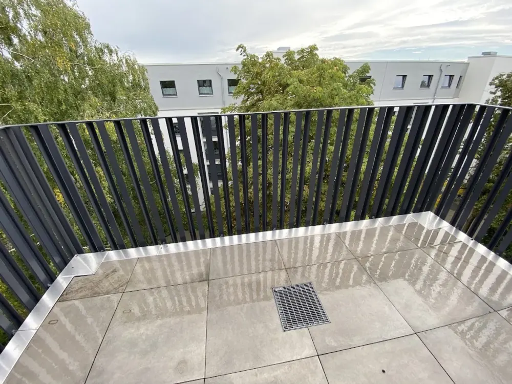 Moderne Wohnung mit Dusche im Grünen