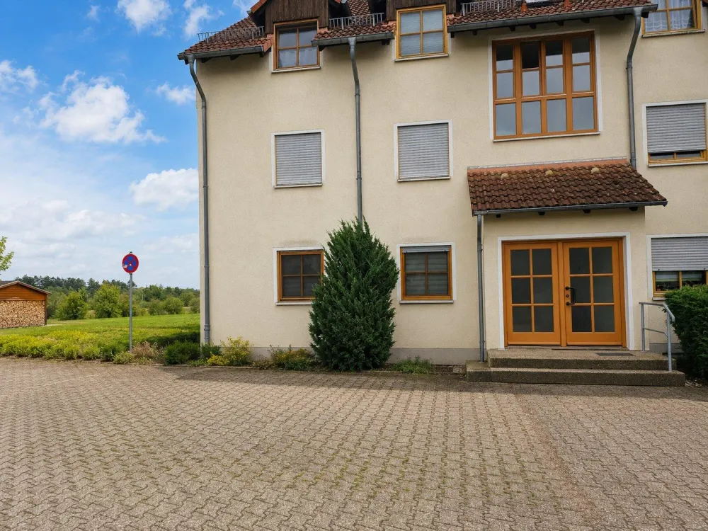 Helle 3-Raum-Wohnung: Balkon & Einbauküche, Ruhelage nahe Nova