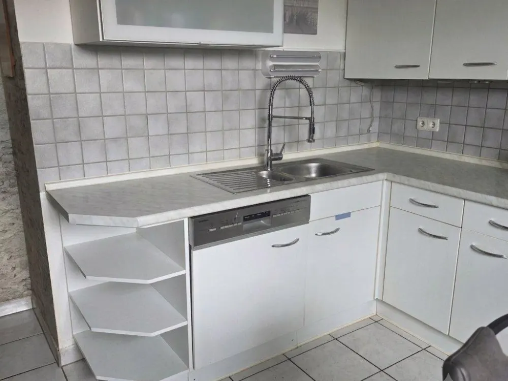 Helle 3-Raum-Wohnung: Balkon & Einbauküche, Ruhelage nahe Nova
