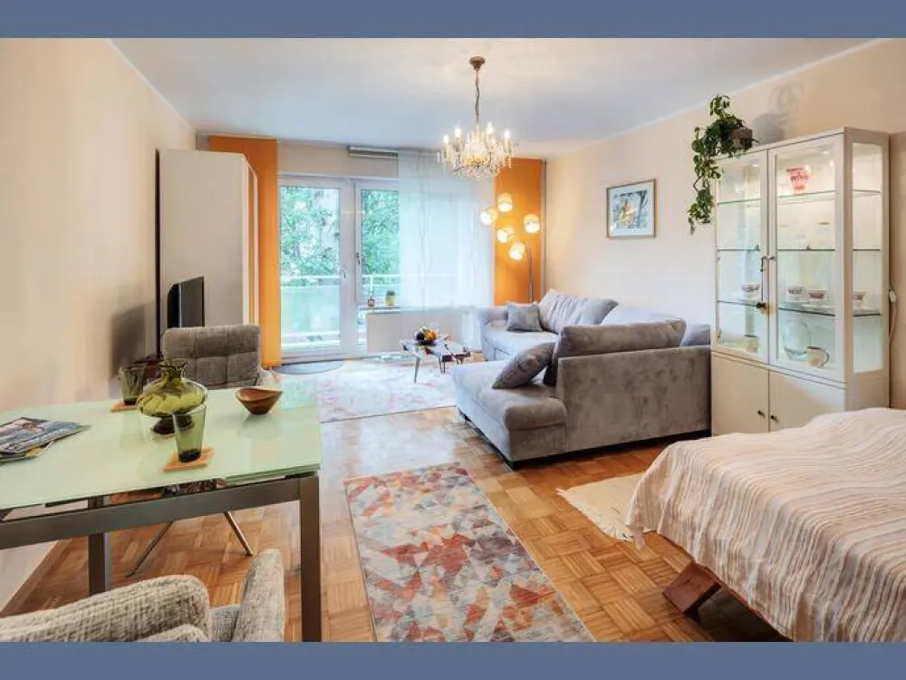 Möbliert: Neu eingerichtetes Apartment mit Balkon in München-Solln